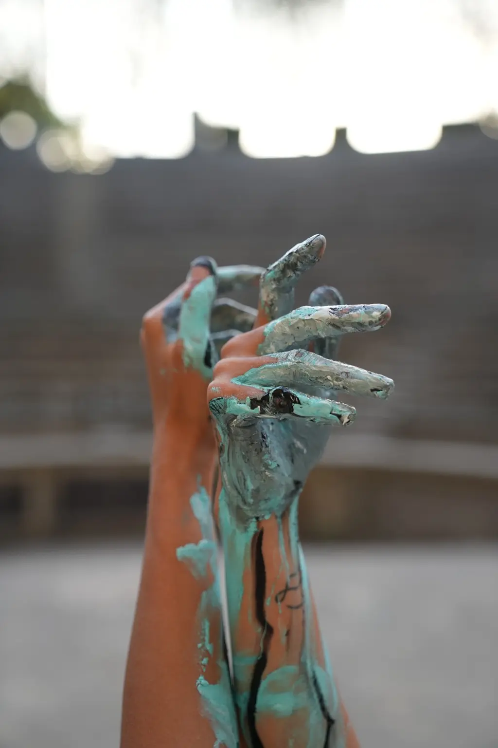 Manos cubiertas de pintura durante la experiencia Nefesh