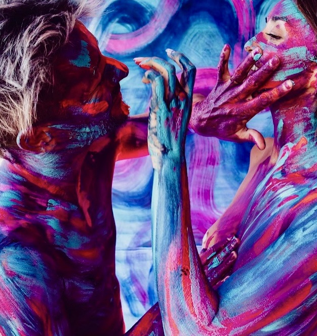 Pareja explorando el gesto y el contacto con pintura