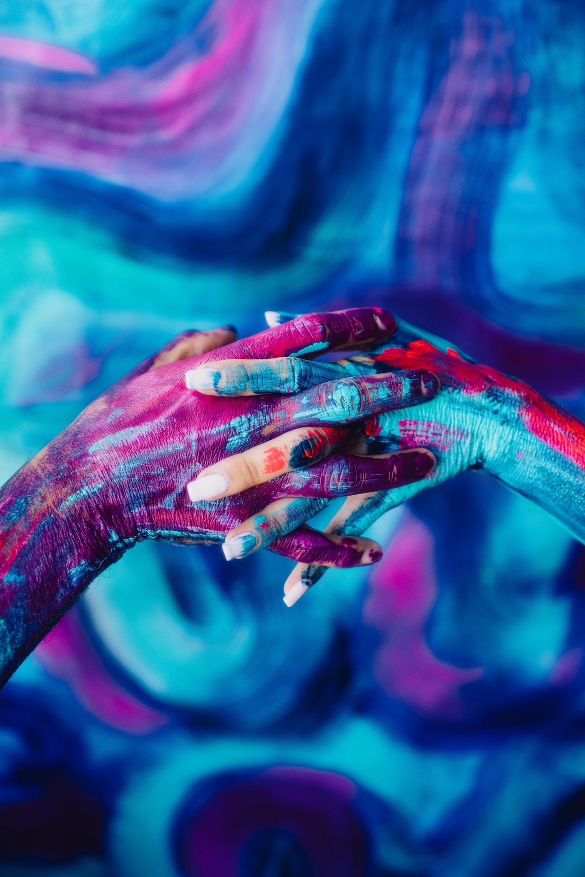 Manos de una pareja cubiertas de pintura durante la experiencia