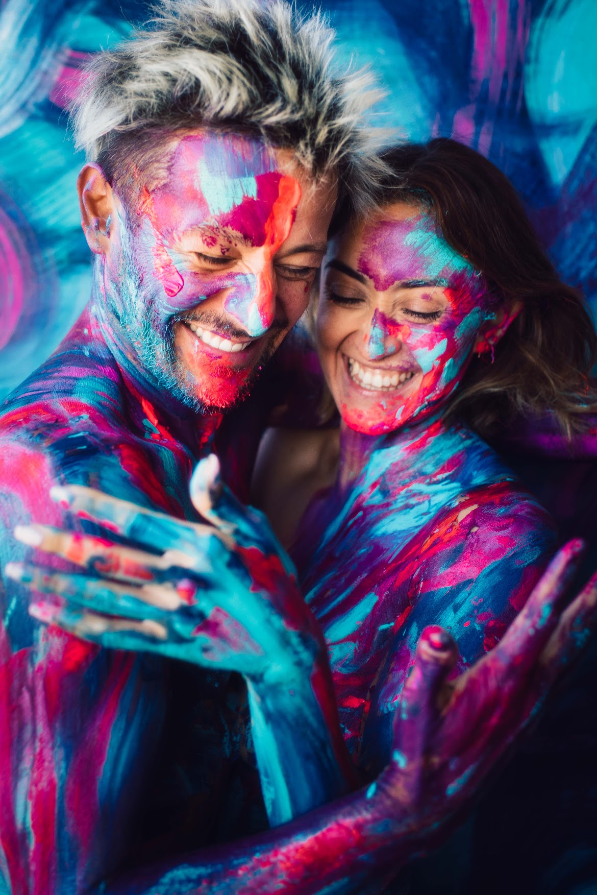 Pareja compartiendo la experiencia Nefesh entre pintura y movimiento